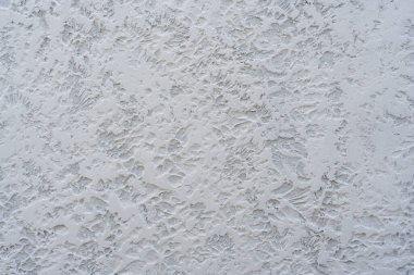 Beyaz beton duvar panelinin kabataslak desenli arka plan fotoğraf dokusunu kapat.