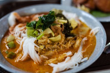 Khanom Jeen Namya Kati taze ve turşulu sebzelerle ünlü bir Tayland yemeği.