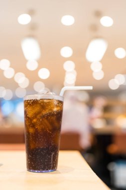 Masada buz küpleri olan soğuk içecekler.