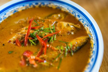 Kırmızı köri soslu uskumru balığı dilimlenmiş kaffir limon yaprağı ve biberli. Taylandlı adı Uskumru Chu Chee..