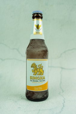 Bangkok, Tayland - 11 Eylül 2025: Buzdolabından soğuk bira şişesine yapışmış buz kristalli Singha birası. Bu, ülkede çok popüler bir yerel bira..