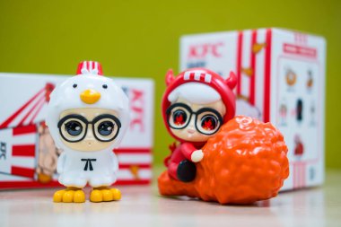 Bangkok, Tayland - 11 Eylül 2025: Coo Coo Sanders ve KFC Tayland 'dan Zabb Devil, sınırlı sayıda üretilmiş kör kutu. Albay Sanders 'ın doğum gününü kutlamak için KFC Bebek Kumu Koleksiyonu