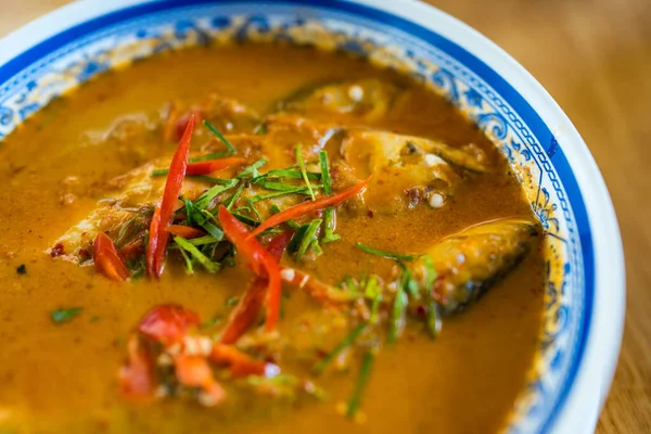 Kırmızı köri soslu uskumru balığı dilimlenmiş kaffir limon yaprağı ve biberli. Taylandlı adı Uskumru Chu Chee..