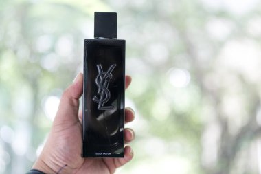 Bangkok, Tayland - 11 Eylül 2025: MYSLF EAU DE PARFUM Yves Saint Laurent tarafından paketlendi. Tüm nüansların. Modern erkeksiliğin ifadesi, tüm yönlerini ve duygularını kucaklıyor.