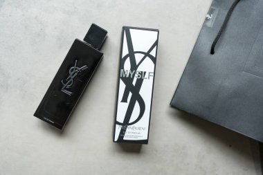 Bangkok, Tayland - 11 Eylül 2025: MYSLF EAU DE PARFUM Yves Saint Laurent tarafından paketlendi. Tüm nüansların. Modern erkeksiliğin ifadesi, tüm yönlerini ve duygularını kucaklıyor.