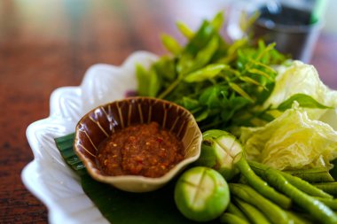 Sebze ve karides ezmesiyle karıştırılmış Tayland acı sosu. Tayland yemeği.