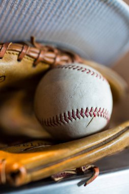 Kahverengi deri eldivenli bir beyzbol topu, beyzbol maçı için spor ekipmanı, antrenman ve eğlence.