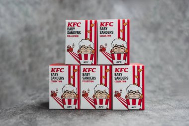 Bangkok, Tayland - 12 Eylül 2025: KFC Tayland, sınırlı sayıda üretilen kör kutu. Albay Sanders 'ın doğum gününü kutlamak için KFC Bebek Kumu Koleksiyonu