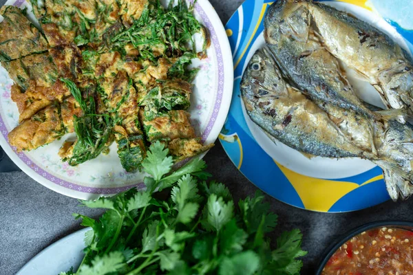 Tırmanış gerdanlı sahanda yumurta, kızarmış uskumru ve baharatlı karides ezmesi sosuyla servis ediliyor. Tayland ev yemeği.