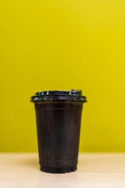 Masada bir bardak buzlu americano kahvesi.