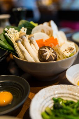 Organik sebzeler, kasede sıralanmış. Shabu ve sukiyaki 'de kullanılmak üzere havuç, mantar, yeşil sebze gibi sağlıklı sebzeler.