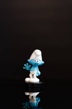 Bangkok, Tayland - 15 Eylül 2025: Siyah arka planda şirin bir Şirin heykeli