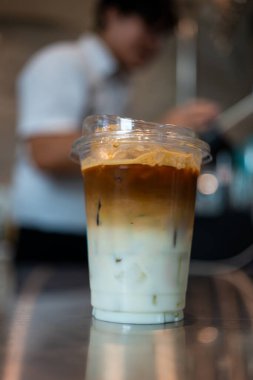 Masadaki buzlu kahveyi kapat.