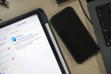 Bangkok, Tayland - 16 Eylül 2025: Tahta masadaki iPad Air 11 'de güncelleme sayfası ile ekranı gösteriliyor
