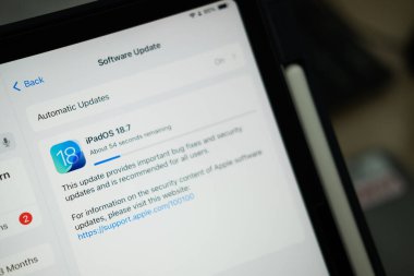 Bangkok, Tayland - 16 Eylül 2025: iOS 18.7 yazılım güncelleme bilgileri iPad Air 11