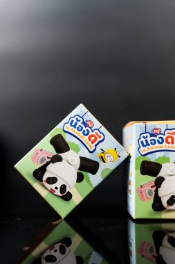 Bangkok, Tayland - 16 Eylül 2025: Dairy Queen Tayland 'dan Kör Kutu Oyuncağı, Hayvan Diyarında anahtarlık adı Nong Dee