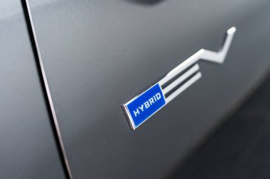 Bangkok, Tayland - 16 Eylül 2025: Mitsubishi XForce HEV logosu, Graphite Gray