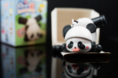 Bangkok, Tayland - 17 Eylül 2025: Dairy Queen Tayland 'dan Kör Kutu Oyuncağı, Hayvan Diyarında Küçük Panda Dansı