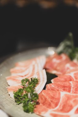 Shabu için dilimlenmiş domuz eti ya da restoranda güveç..