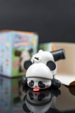 Bangkok, Tayland - 18 Eylül 2025: Dairy Queen Tayland 'dan Kör Kutu Oyuncağı, Hayvan Diyarında Küçük Panda Dansı