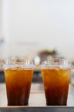 İki plastik paket buzlu kahve americano. Kapat.