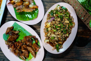 Baharatlı kıymalı domuz salatası ve ızgara domuz bağırsağı, Tayland yemeği.