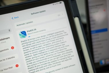 Bangkok, Tayland - 19 Eylül 2025: iOS 26 yazılım güncelleme bilgileri iPad Air, en son yazılım güncellemesi. Sıvı cam ekran özellikleri