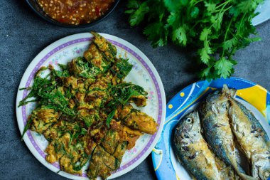 Tırmanış gerdanlı sahanda yumurta, kızarmış uskumru ve baharatlı karides ezmesi sosuyla servis ediliyor. Tayland ev yapımı.