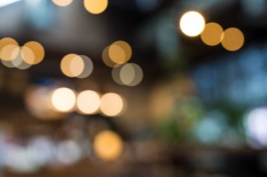 Arka planda turuncu ışık, restoranda ışık. Soyut turuncu bokhe