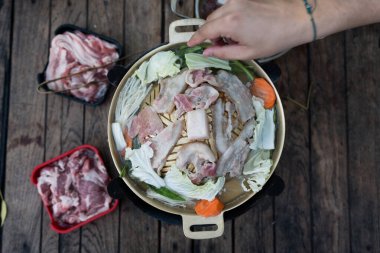 El yapımı çiğ sebzeler ızgara domuz eti ya da Tay usulü ızgara et..