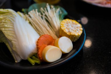 Shabu için bir kase çiğ sebze yakın çekim