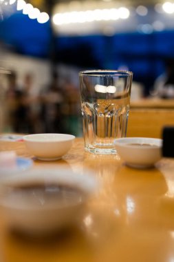 Ahşap masadaki boş cam kullanıma hazır. Seçici odak