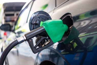 Makinenin yakıt ikmali arabasının kesilmiş bir görüntüsü.