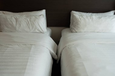 Otelde iki rahat çift kişilik yatak.