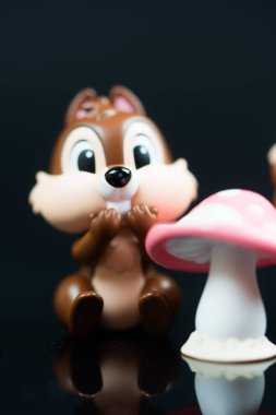Bangkok, Tayland - 24 Eylül 2025: Mantar Masası, Disney CHIP 'N' DALE POPMART 'tan Eğlence Düşkünü Kardeşler