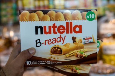 Bangkok, Tayland - 24 Eylül 2025: Bir paket hazır fındık çubuğu