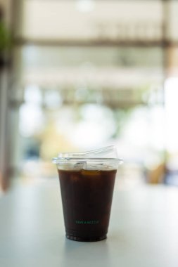 Kahve dükkanında kahve masasında bir bardak buzlu Americano kahvesi.