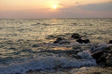 Arnavutluk 'un Saranda kentindeki Ege kıyılarında Eylül ayında güzel bir gün batımı