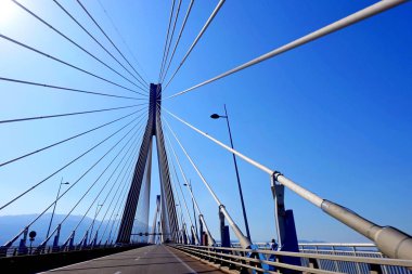 Yunanistan 'da Korint Körfezi üzerindeki karayolu köprüsü