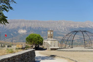 Arnavutluk Cirokastra kentindeki eski bir Venedik kalesinde saat kulesi