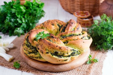 Sarımsaklı ekmek sarımsak, dereotu ve otlar ile masaya rulo