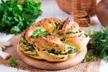 Sarımsaklı ekmek sarımsak, dereotu ve otlar ile masaya rulo