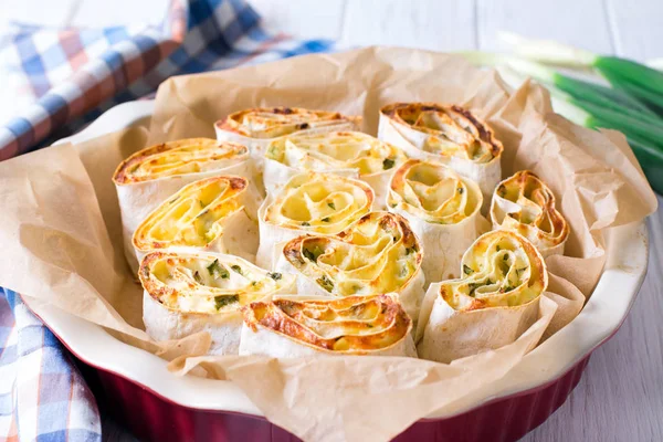 Peynir ve yeşillik ile rulo. İnce Ermeni Pide veya silindir mini değirmenler. Aperatif.