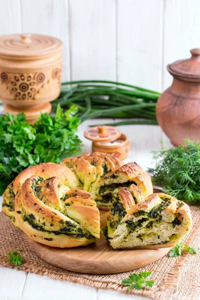 Hefegebäck Mit Knoblauch Und Kräutern Auf Dem Tisch — Stockfoto