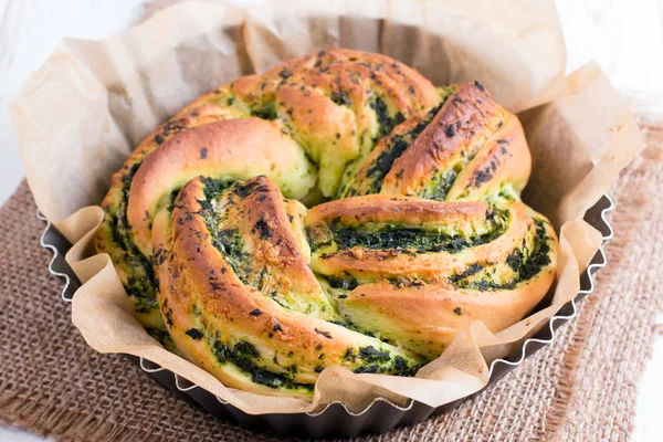 Hefebrot Mit Knoblauch Und Kräutern Auf Dem Tisch — Stockfoto