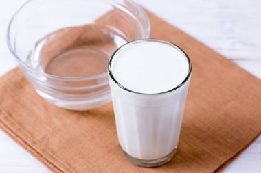 Ahşap zemin üzerinde cam kefir (süt). Diyet konsepti, kilo kaybı.