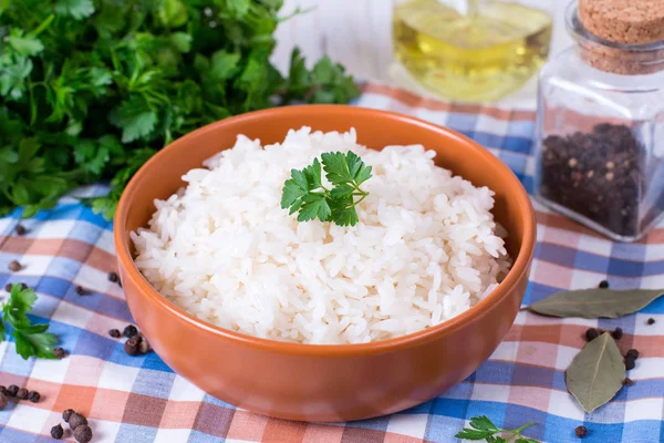Белый рис в миске — стоковое фото