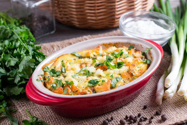 Cazuela Horno Con Una Calabaza Queso Sobre Fondo Madera — Foto de Stock