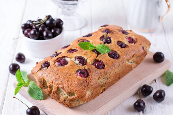 Köstlicher Kuchen Mit Frischen Kirschen Auf Weißem Holzhintergrund — Stockfoto