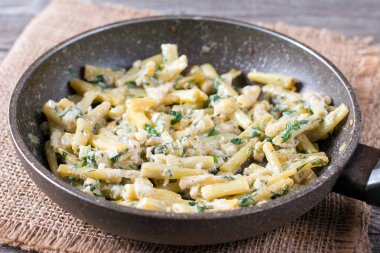 Ekşi krema tavada pişmiş yeşil fasulye